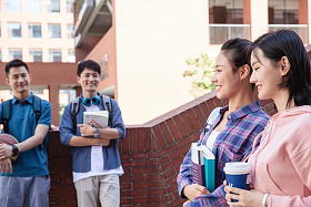 刚下课的大学生在校园