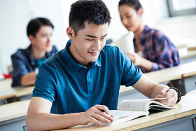 大学生在教室内学习图片