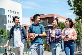 快乐的大学生在校园里步