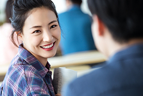 教室里回头讨论学习的大学生图片