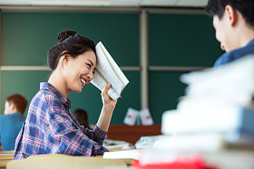 教室里回头讨论学习的大学生