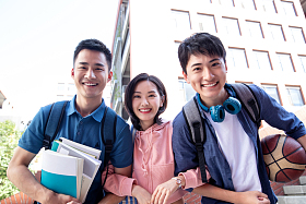 校园里快乐的大学生照片