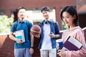 刚下课的大学生在校园