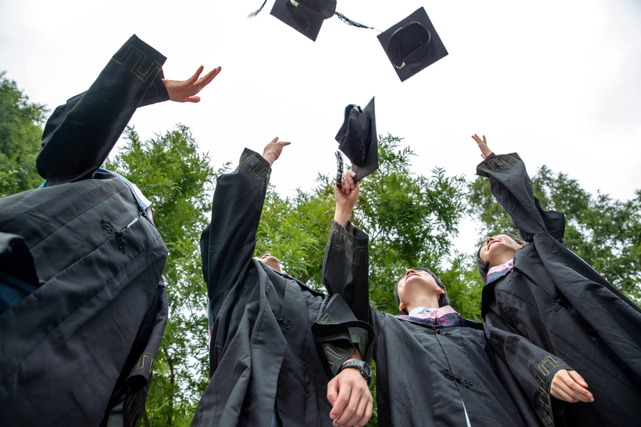 穿着学士服的大学生扔学士帽图片 穿着学士服的大学生扔学士帽图片