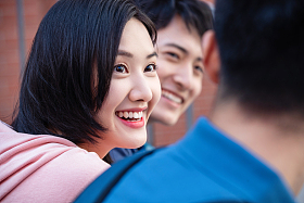 快乐的大学生闲聊特写