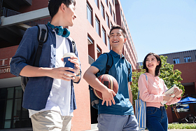 下课后的大学生在校园