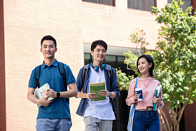 下课后的大学生在校园里图片