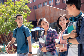 准备去上课的大学生情侣在校园