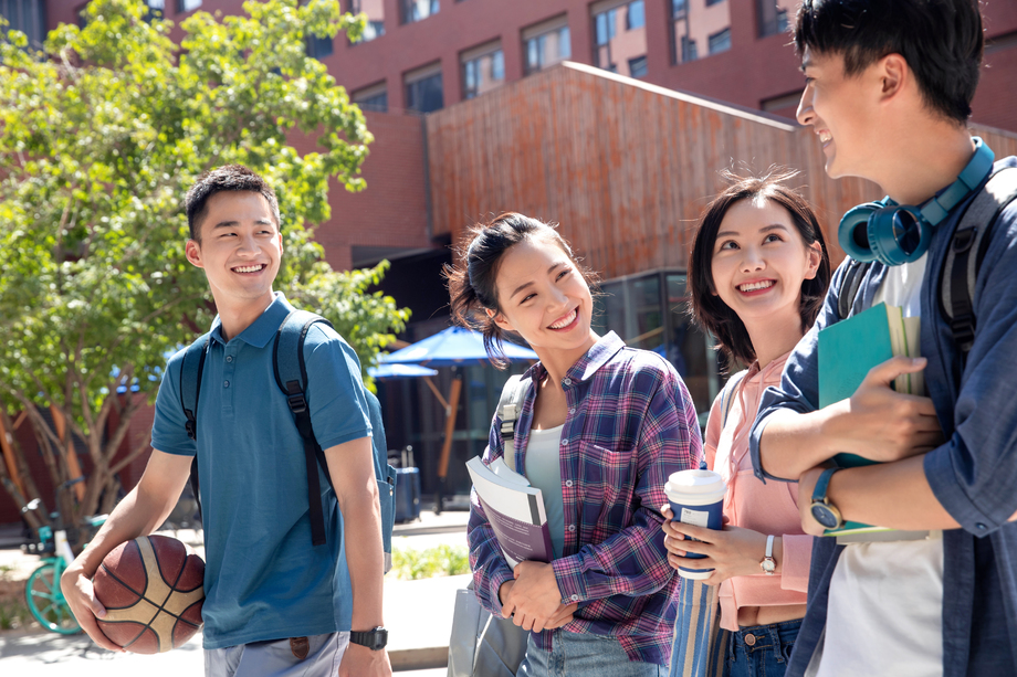 准备去上课的大学生情侣在校园