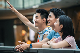 年轻朋友趴在护栏上打招