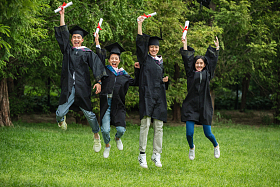 大学生穿着学士服庆祝毕业图片