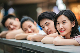 快乐的大学生趴在台子上照片