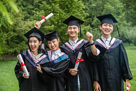 户外穿着学士服的大学生们图片