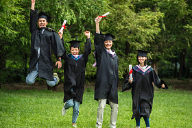 大学生穿着学士服庆祝毕业图片