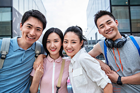 快乐的大学生在户外玩耍的肖像