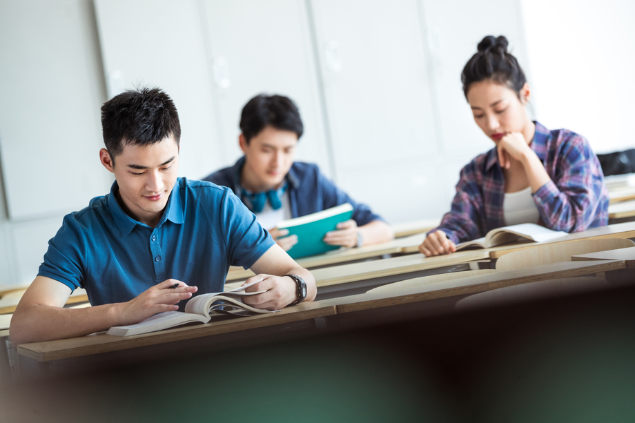 大学生在教室内学习照片