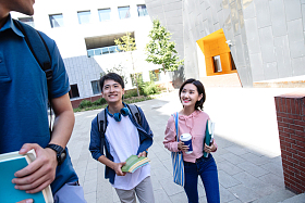 下课后的大学生在校园里图片