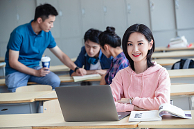 大学生在教室内自习