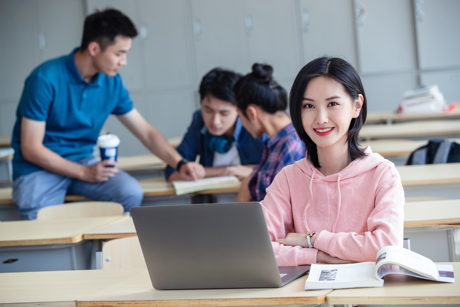 大学生在教室内自习