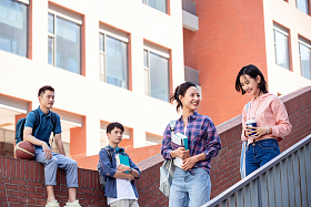 刚下课的大学生在校园
