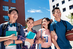 亲密的两对大学生情侣在校园