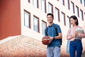 大学生情侣在校园里照片