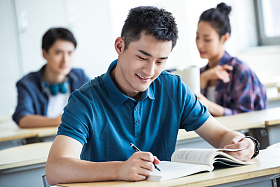 大学生在教室内学习图片