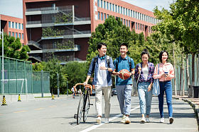 快乐的大学生在校园里步