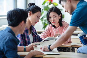 大学生在教室内交流学习图片