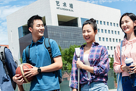 快乐的大学生在校园里步