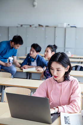 大学生在教室内自习照片