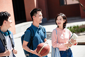 下课后的大学生在校园