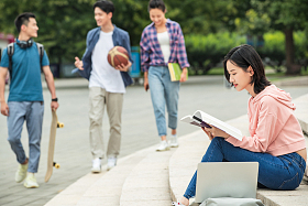 校园里的大学生照片