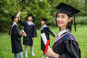 户外穿着学士服的大学生们图片