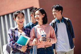 刚下课的大学生在校园