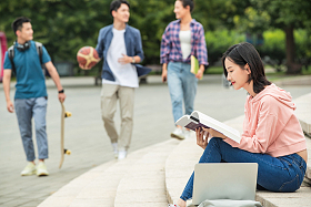 校园里的大学生照片