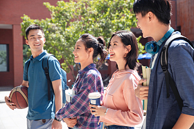 校园里四个去上课的大学生边走边聊