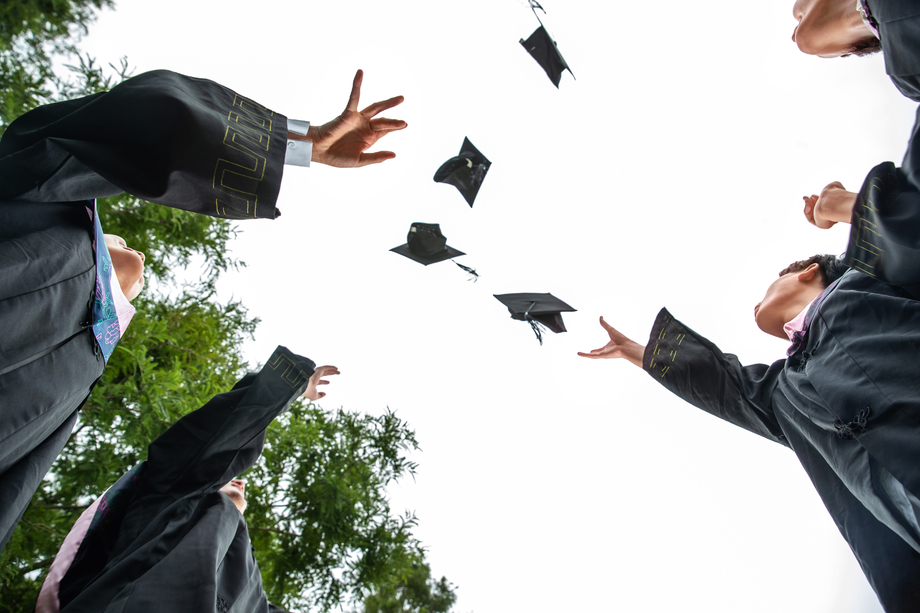 穿着学士服的大学生扔学士帽图片 穿着学士服的大学生扔学士帽图片