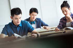 大学生在教室内学习图片