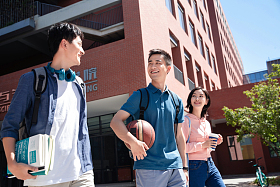 下课后的大学生在校园