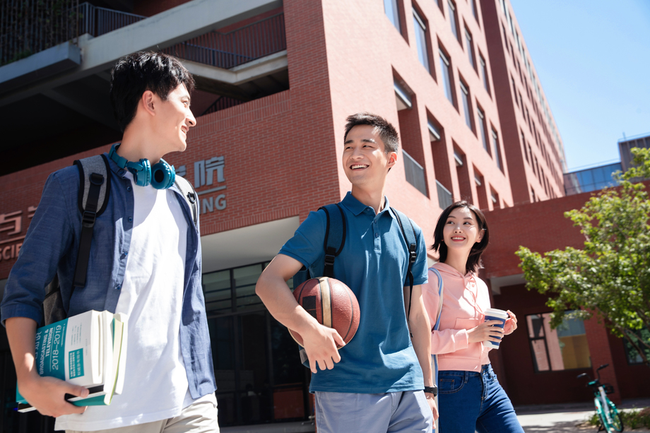下课后的大学生在校园