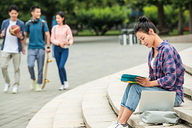 校园里的大学生图片