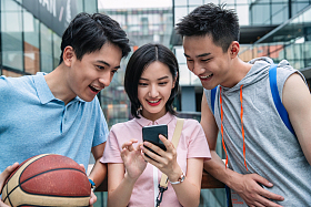 快乐的大学生在户外看手机