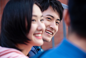 快乐的大学生闲聊特写图片