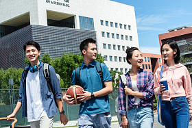 快乐的大学生在校园里步