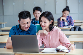 大学生在教室内上课学习图片