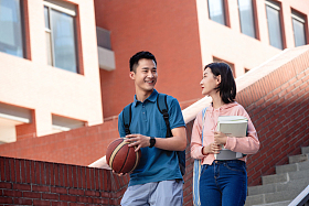 大学生情侣在校园里照片