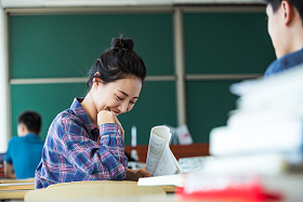 教室里回头讨论学习的大学生图片