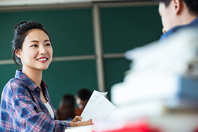 教室里回头讨论学习的大学生图片