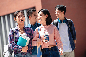 刚下课的大学生在校园